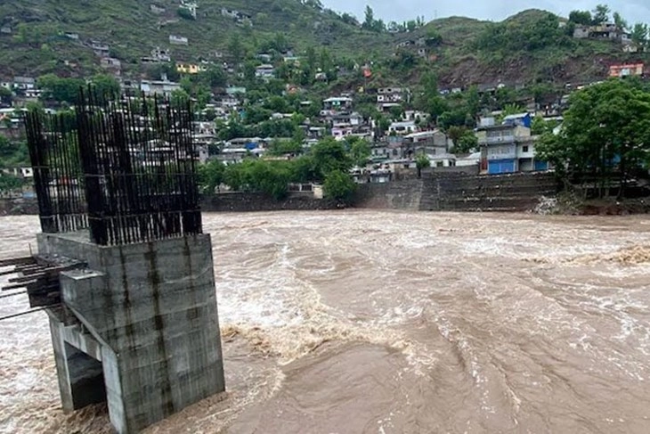 Пакистан евакуира 150.000 лица од стотици села по предупредувањето за испуштање вода од брана во Индија