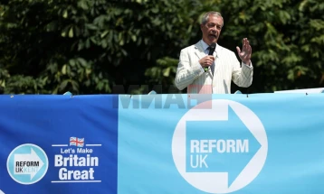 Фараж: Доаѓањето на мигрантите во чамци е инвазија и закана за националната безбедност на Велика Британија