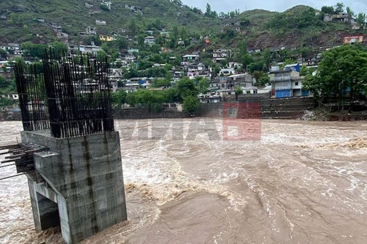 Pakistani evakuon 150,000 banorë nga qindra fshatra pas paralajmërimit për shkarkim të ujit nga diga në Indi