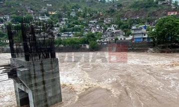 Pakistani evakuon 150,000 banorë nga qindra fshatra pas paralajmërimit për shkarkim të ujit nga diga në Indi