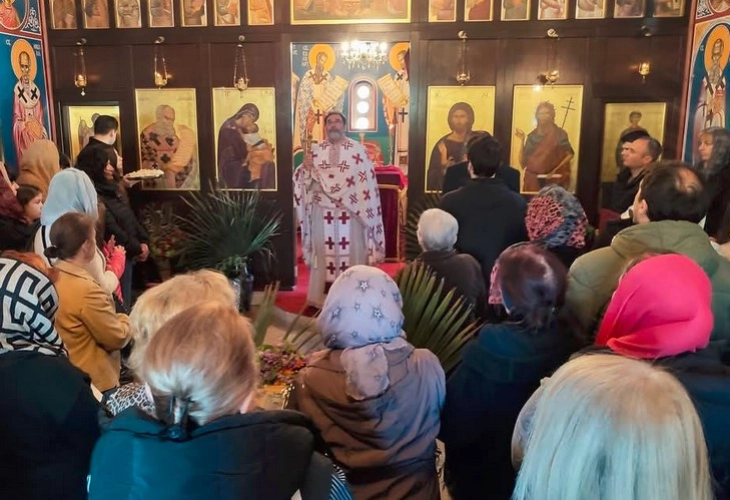 Света литургија на празникот Успение на Пресвета Богородица во црквата Св. Атанасиј Александриски во Ѓорче Петров