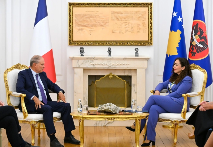 Osmani takon përfaqësuesin francez, mbështet ndërtimin e urave të reja mbi Ibër dhe kërkon heqjen urgjente të masave ndaj Kosovës