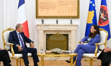 Osmani takon përfaqësuesin francez, mbështet ndërtimin e urave të reja mbi Ibër dhe kërkon heqjen urgjente të masave ndaj Kosovës