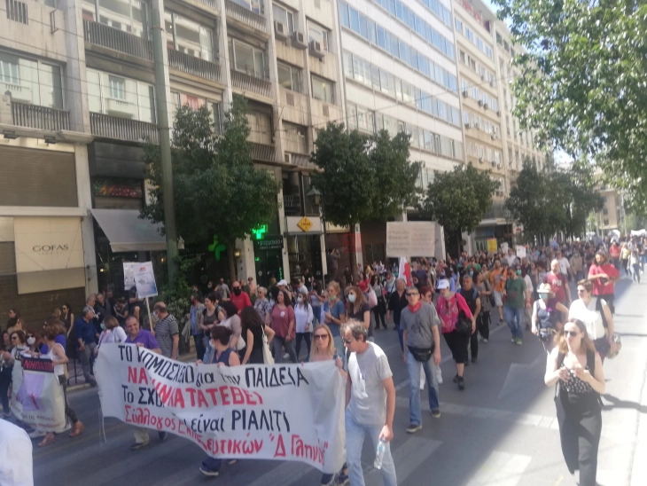 Синдикатот на вработените во јавниот сектор во Грција започна 24-часовен штрајк