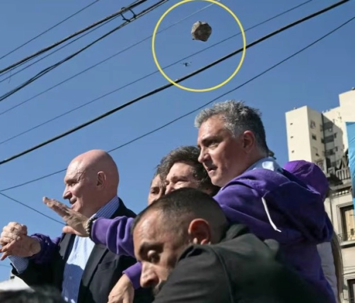 Аргентинскиот претседател Милеи нападнат со камења на предизборен митинг