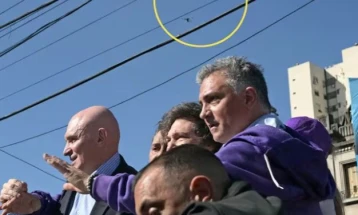 Аргентинскиот претседател Милеи нападнат со камења на предизборен митинг