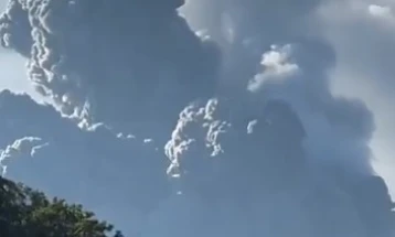 Ерупција на вулканот Шинмое во Јапонија, пепелта се крена до 5,5 километри во воздухот 