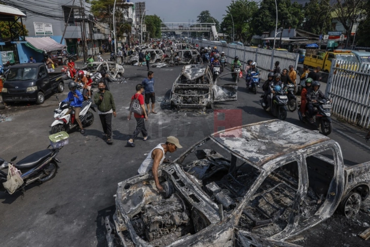 Најмалку три лица загинаа во пожар за време на демонстрации во Индонезија