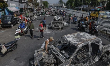 Të paktën tre persona humbën jetën në një zjarr gjatë demostratave në Indonezi