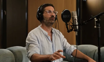 (ВИДЕО) Дурловски со своја изведба на песната „Црно му било пишано на Александар Турунџе“ во чест на големиот херој