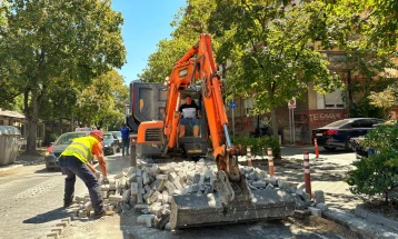 Герасимовски: Се реконструираат лежечките полицајци на улицата Орце Николов, се отстрануваат старите бекатонски и се поставува нов асфалт