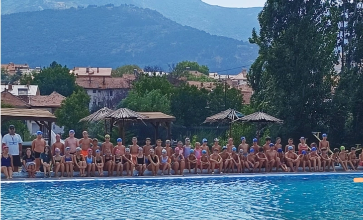 Во Прилеп се одржа традиционално пливачко дефиле на 300 деца