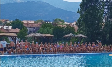 Во Прилеп се одржа традиционално пливачко дефиле на 300 деца