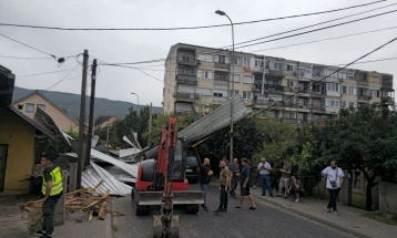 Стојкоски: Со механизација ќе се расчистуваат остатоците од кровот на зградата што падна во невремето во Ѓорче Петров, нема повредени лица