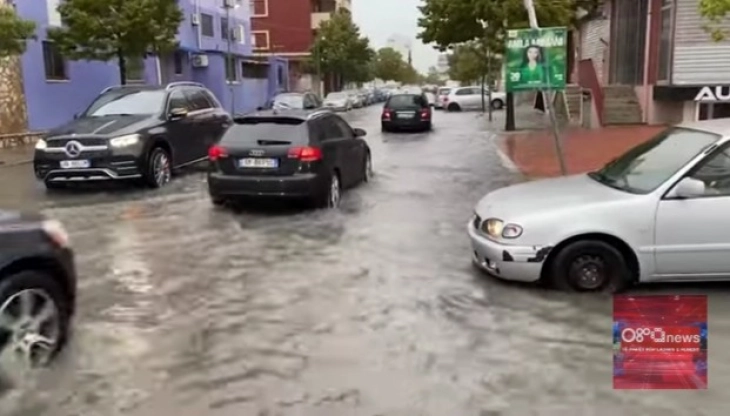 Невреме ја погоди Албанија, прекин во воздушниот, поморскиот и на делови од патниот сообраќај
