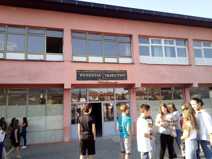 Поради се помалиот број ученици, во дебарските деветолетки паралелки со помалку од 20 ученици, се намалува и бројот на првачиња