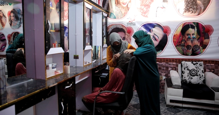 Талибанците наредија затворање на нелегални салони за убавина, се закануваат со апсења