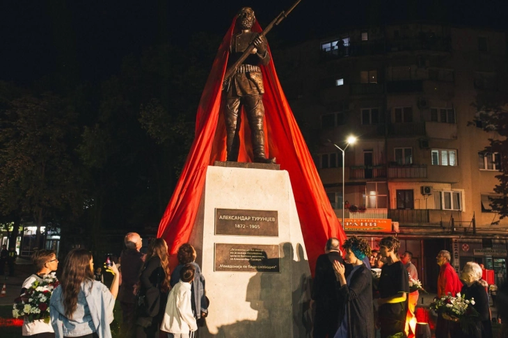 Sign on Aleksandar Turundzhev memorial to be replaced with one in Macedonian font