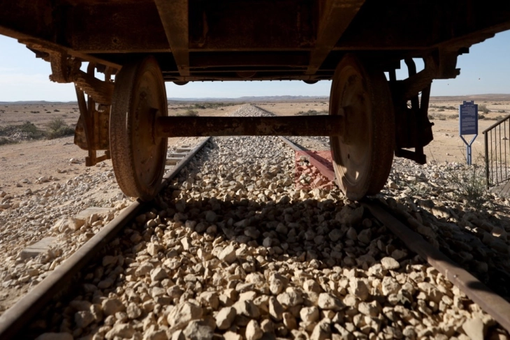 Најмалку три лица загинаа, а стотина се повредени во излетување на воз во Египет