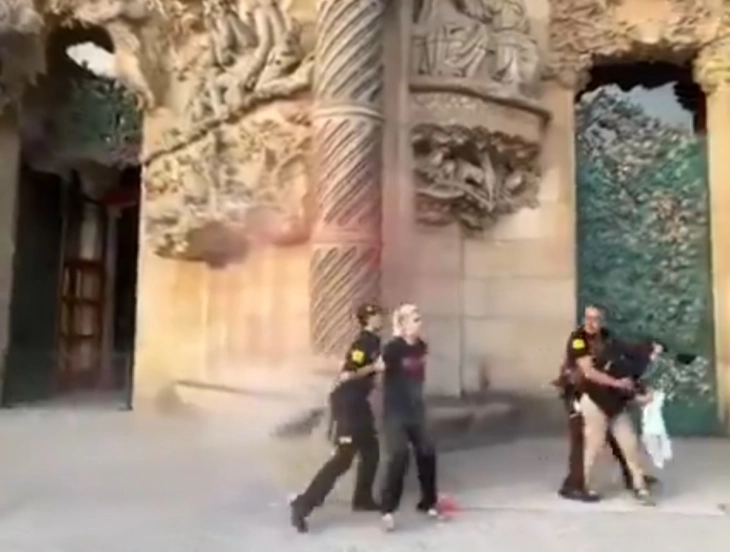 Еколози ја испрскаа со боја фасадата на црквата Саграда Фамилија во Барселона