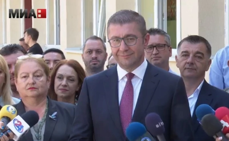 По повод почетокот на учебната година премиерот Мицкоски и министерката Јаневска во посета на ООУ „Кирил Пејчиновиќ“ во Кисела Вода