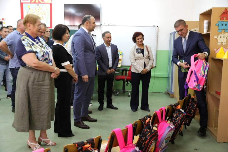 Мицкоски: Среќен почеток на новата учебна година, Владата продолжува да инвестира во квалитетно образование (ДПЛ)