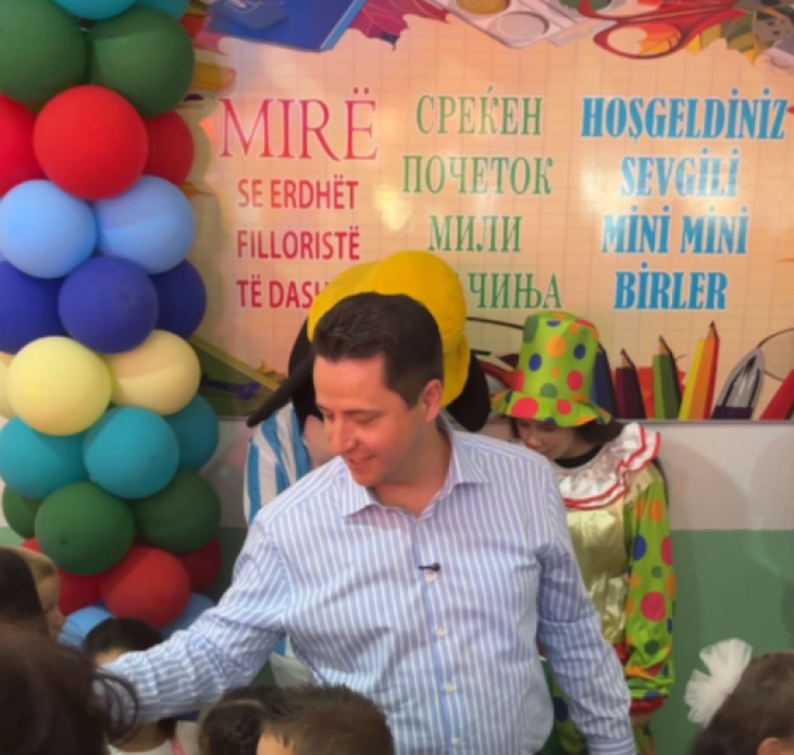 Valbon Limani uron nxënësit dhe prezanton investimet në arsim