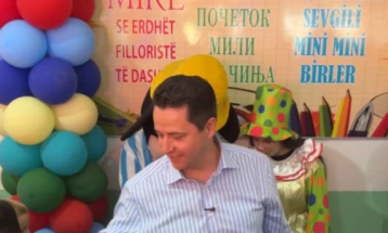 Valbon Limani uron nxënësit dhe prezanton investimet në arsim