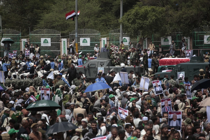 Погребани премиерот и владините претставници на Хутите, убиени при израелскиот напад врз Јемен