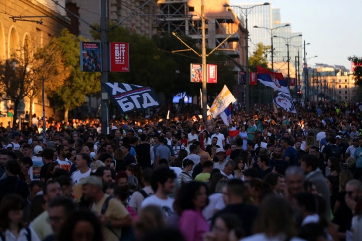 Во Белград без инциденти, во Нови Сад - шок бомби и интервенција на полицијата на комеморативната прошетка за одбележување 10 месеци од трагедијата на железничката станица