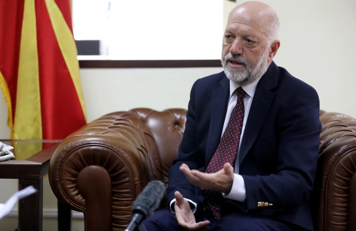 Поранешниот директоро на АНБ, Виктор Димовски, тврди дека Мицкоски не бил следен и прислушуван во негово време