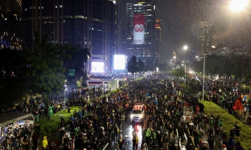 Големи антивладини протеси во Индонезија, полицијата со солзавец ги растерува студентите