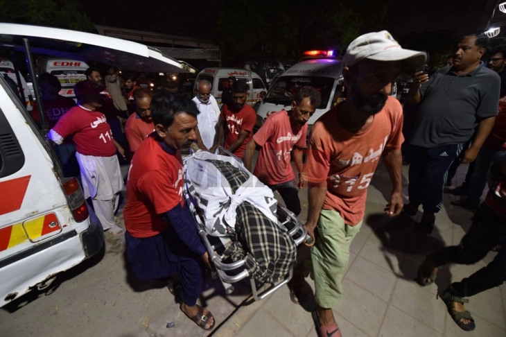 Во самоубиствен напад во Пакистан загинаа најмалку 11 луѓе