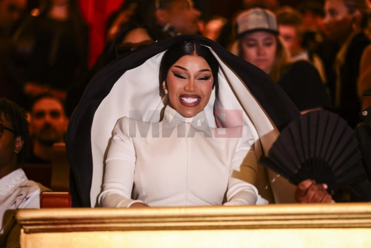 Раперката Карди Би ослободена од обвиненија за напад во 2018 година