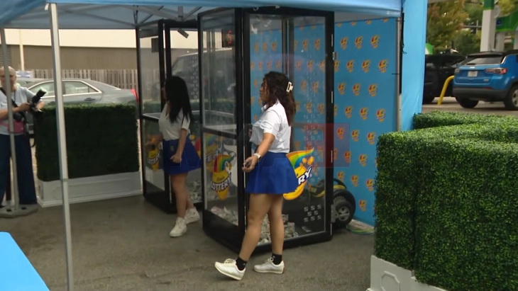 Американци во Чикаго „ловеа“ бесплатни лото-ливчиња