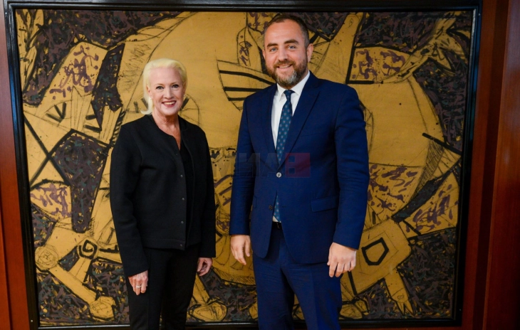 Министерот Тошковски на средба со амбасадорката Агелер: Потврдена силна поддршка од САД за реформите во МВР