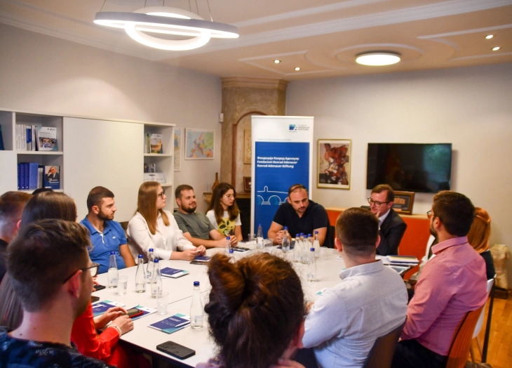 Ѓорѓиевски: Плодна и инспиративна дебата со директорот на Фондација Конрад Аденауер во Македонија, Даниел Браун и со стипендистите на фондацијата