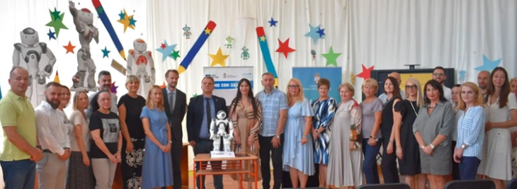 За помош во наставата во училишта во Србија, Министерството за образование одвои средства за 11 роботи