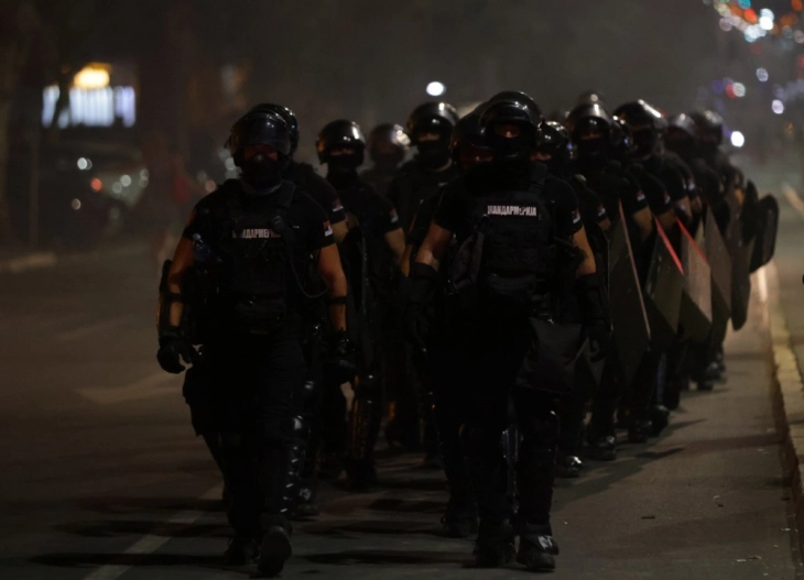 Српската полиција и жандармерија интервенираа пред Филозофскиот факултет и Факултетот за спорт во Нови Сад