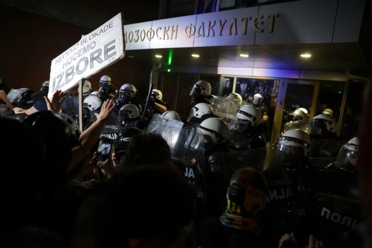 Српската полиција упадна во Ректоратот на Универзитетот во Нови Сад, Вучиќ: Европскиот олош кој дојде да ја урива државава ќе биде процесуиран