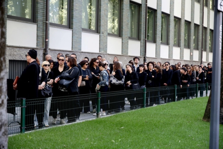 Стотици луѓе се простуваат од Џорџо Армани во Милано