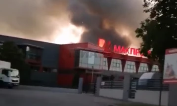 Голем пожар во фабриката „Макпрогрес“ во Виница, позната по брендот „Винчини“, побарана помош од соседните општини