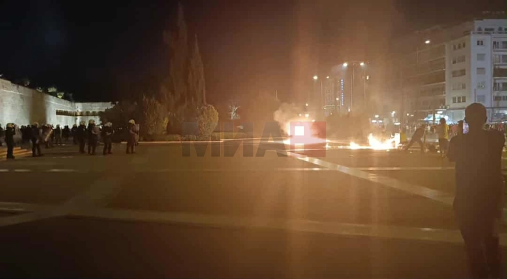 Молотови коктели во Атина по протестот за железничката несреќа (Видео) 