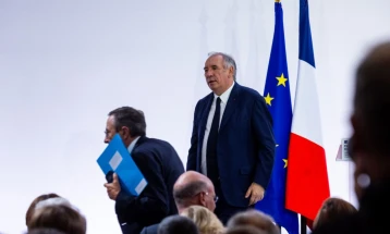 Economists concerned as high debt woes risk ending French government