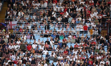 Англичаните исвиркани по нивните навивачи