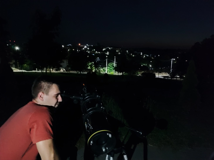 Во Неготино поставени телескопи преку кои се набљудува затемнувањето на Месечината