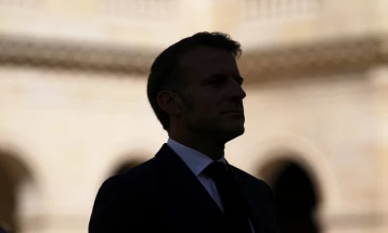 Француската опозицијата го собори премиерот, целта е Макрон