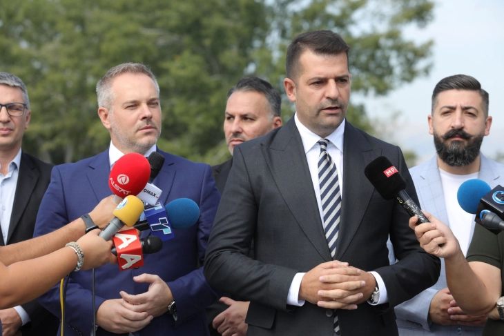 Прес-конференција за ставањето во официјална употреба на службените таблички (во живо)