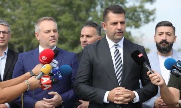 Прес-конференција за ставањето во официјална употреба на службените таблички (во живо)