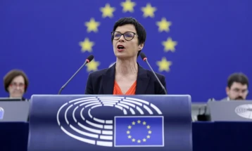 Кос: Го осудуваме насилството во Србија и повикуваме на намалување на тензиите